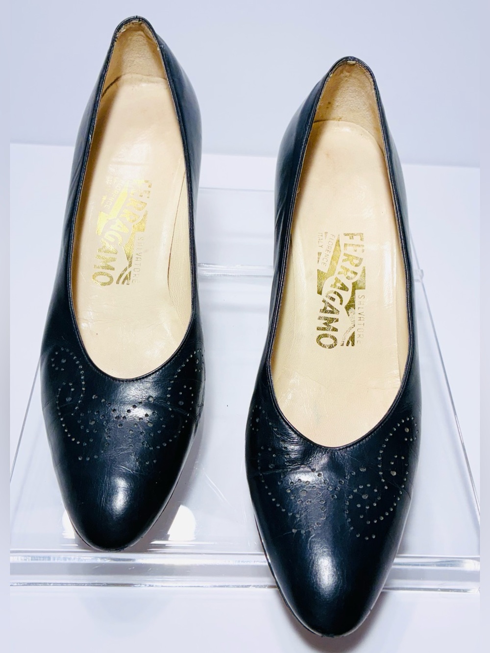 Vintage Salvatore Ferragamo Navy Brogue Perforated Toe Heel Pumps 7AA Narrow